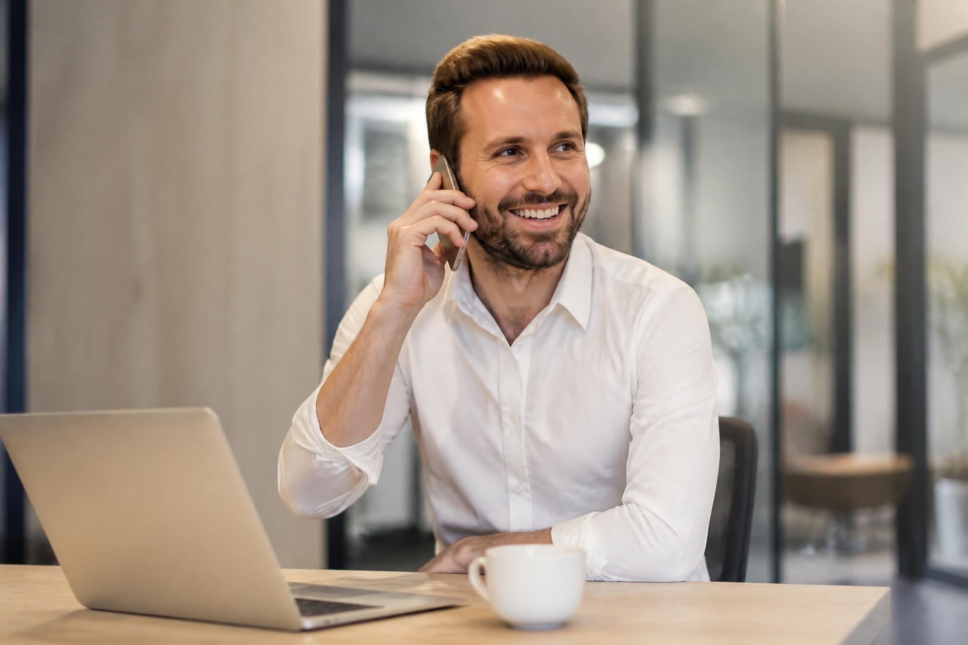 Medewerker deelt een vacature vanaf kantoor